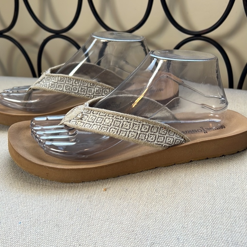 Minnetonka canvas cushion flip flops size 9 - Picture 3 of 10